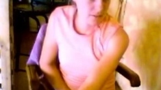 Webcam-Girl hat einen Orgasmus beim Chatten